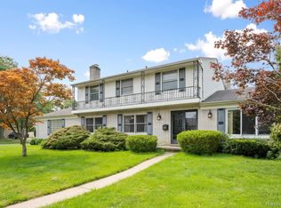 855 Avon Ct, Grosse Pointe Woods, MI 48236
