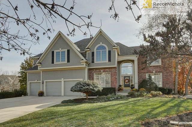 Beautiful 2 story with great curb appeal!