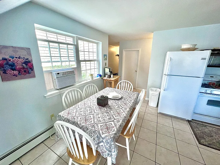 906 E Broadway — Photo 9