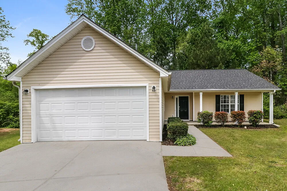 3 bed, 2.0 bath, 1340 sqft, $1,995 — Photo 1