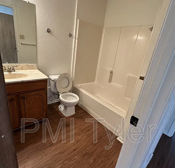 2717 W Shaw St — Photo 5