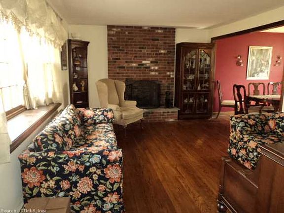 3rd image of 29 Ten Coat Ln