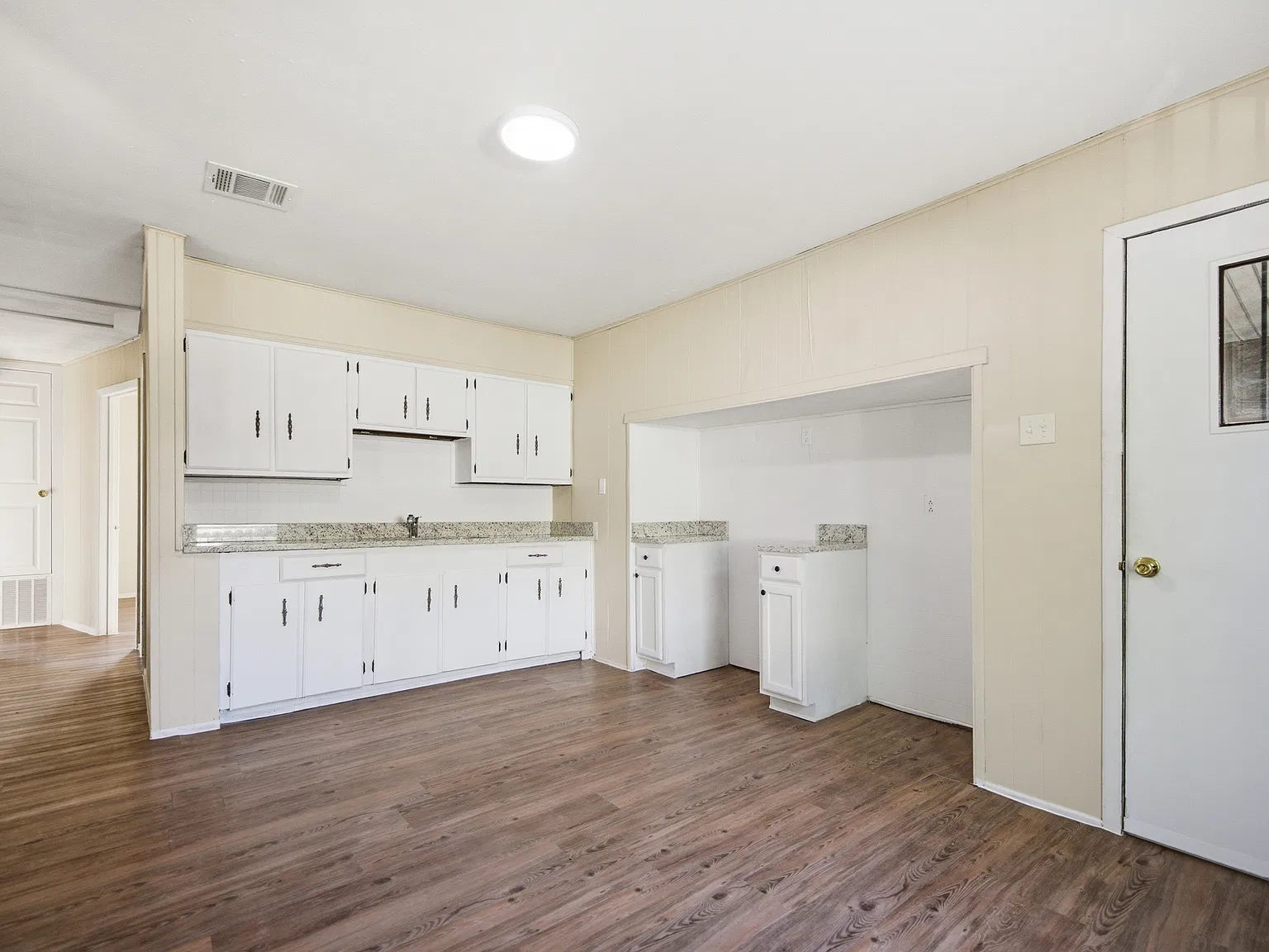 3 bed, 816 sqft, $1,300 — Photo 2