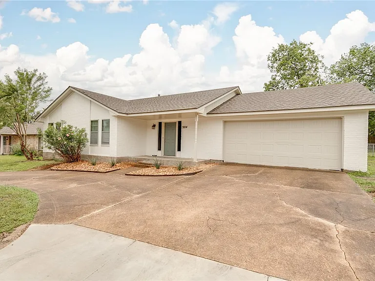 904 Holleman Dr — Photo 3