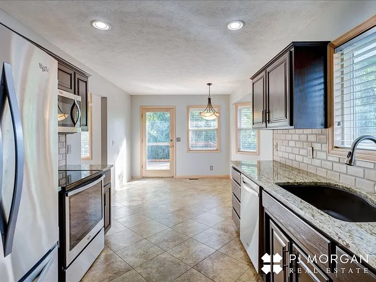 10027 S 171st St — Photo 19