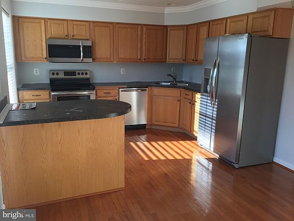 3rd image of 117 Creekside Commons Ct