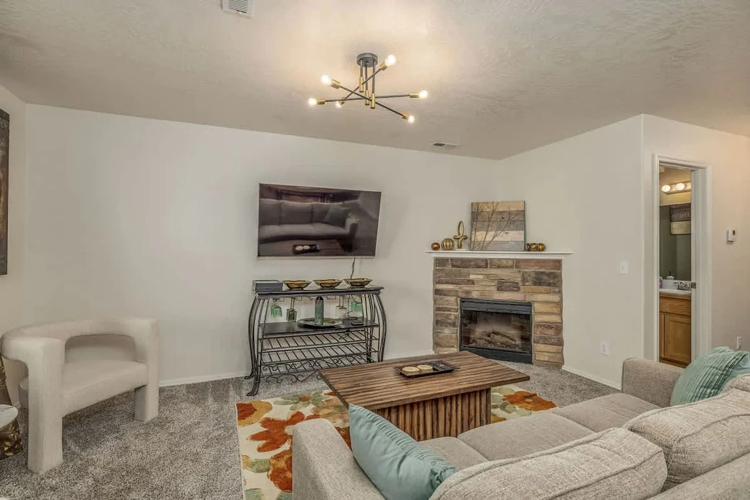 3 bed, 2.0 bath, 1496 sqft, $3,680 — Photo 2