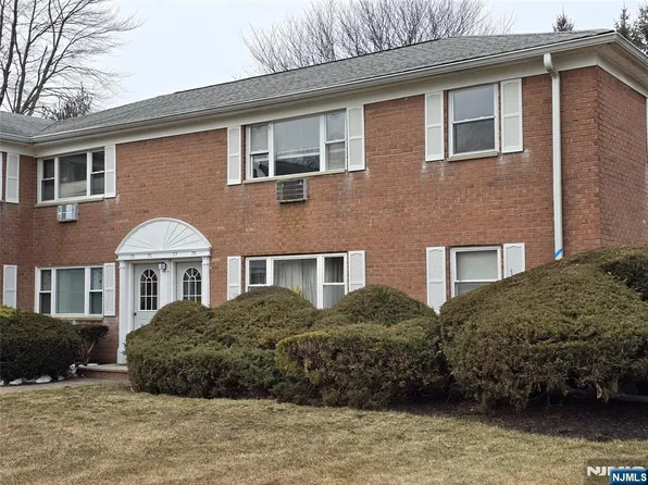 79 Manchester Ct #102, Wayne, NJ 07470