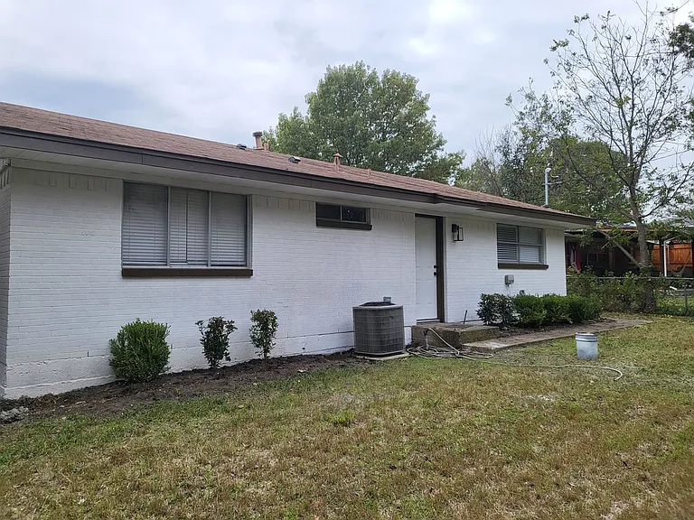 1213 Carroll Dr — Photo 3
