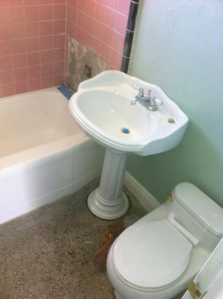 fully remodeled 2/1 with water included in the rent — Photo 2