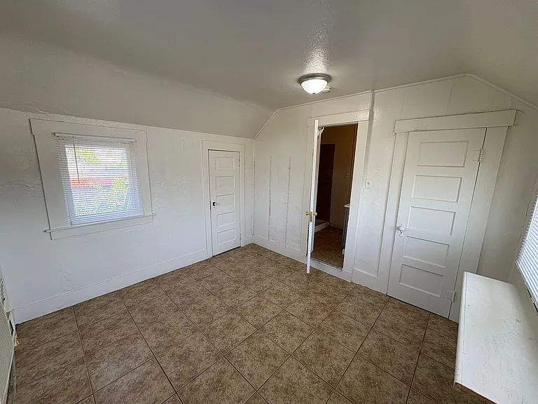 467 1/2 N Alta Ave — Photo 15