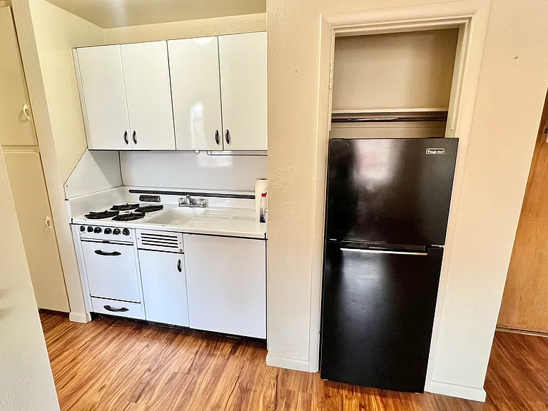 Experience efficient cooking in this stylish kitchen designed for compact spaces. Experience efficient cooking in this stylish kitchen designed for compact spaces.