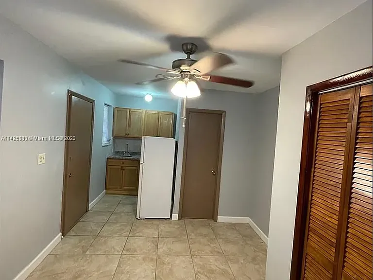 951 SW 9th St — Photo 2