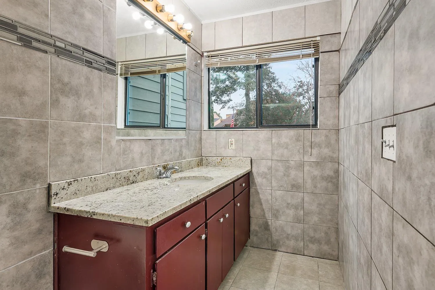 4 bed, 2009 sqft, $2,700 — Photo 3