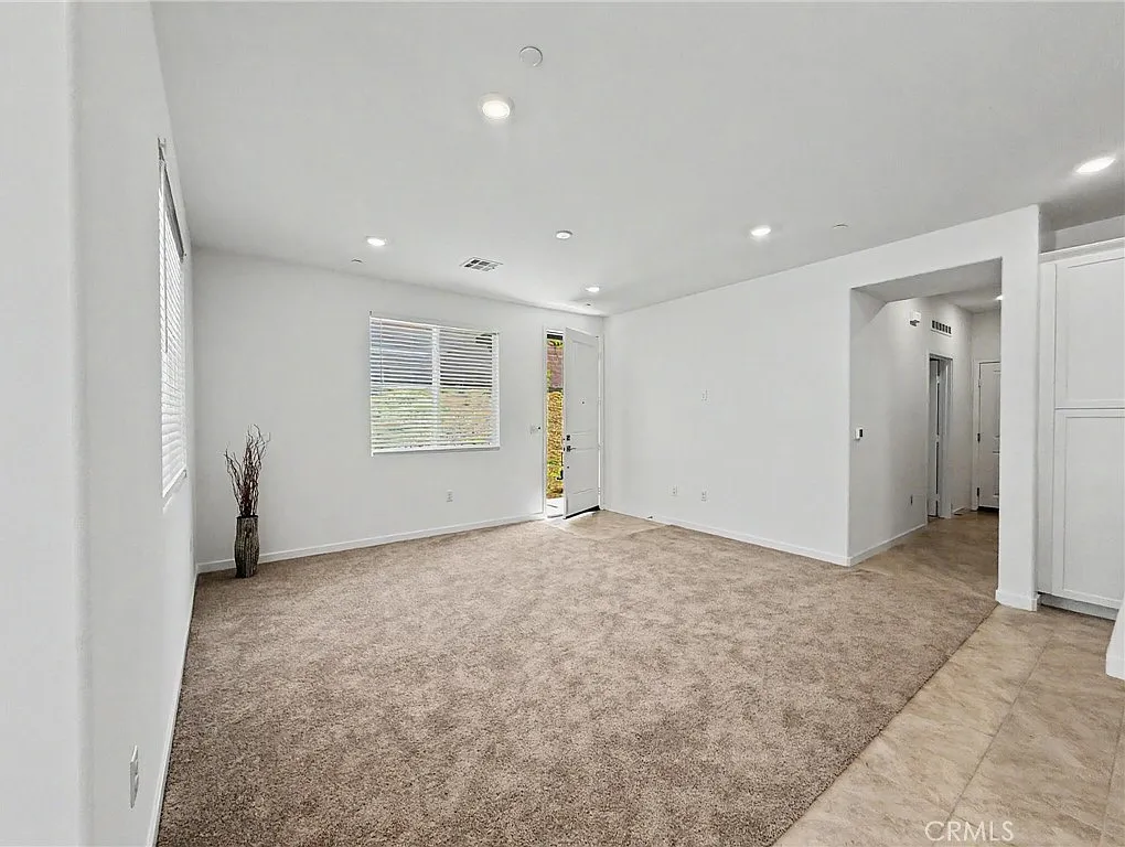 4 bed, 1960 sqft, $3,600 — Photo 2