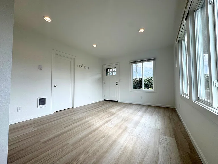8420 1/2 S Tacoma Way — Photo 7