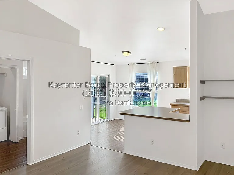 2111 E White Oak Ct #201 — Photo 5