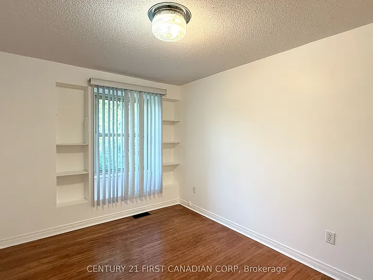 80 Rollscourt Pl — Photo 9