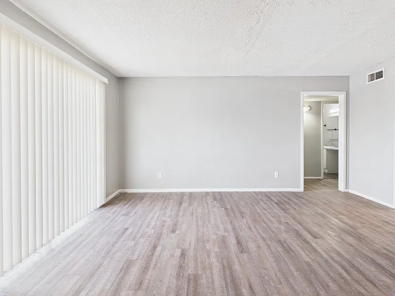 Tanglewood Apartments — Photo 31