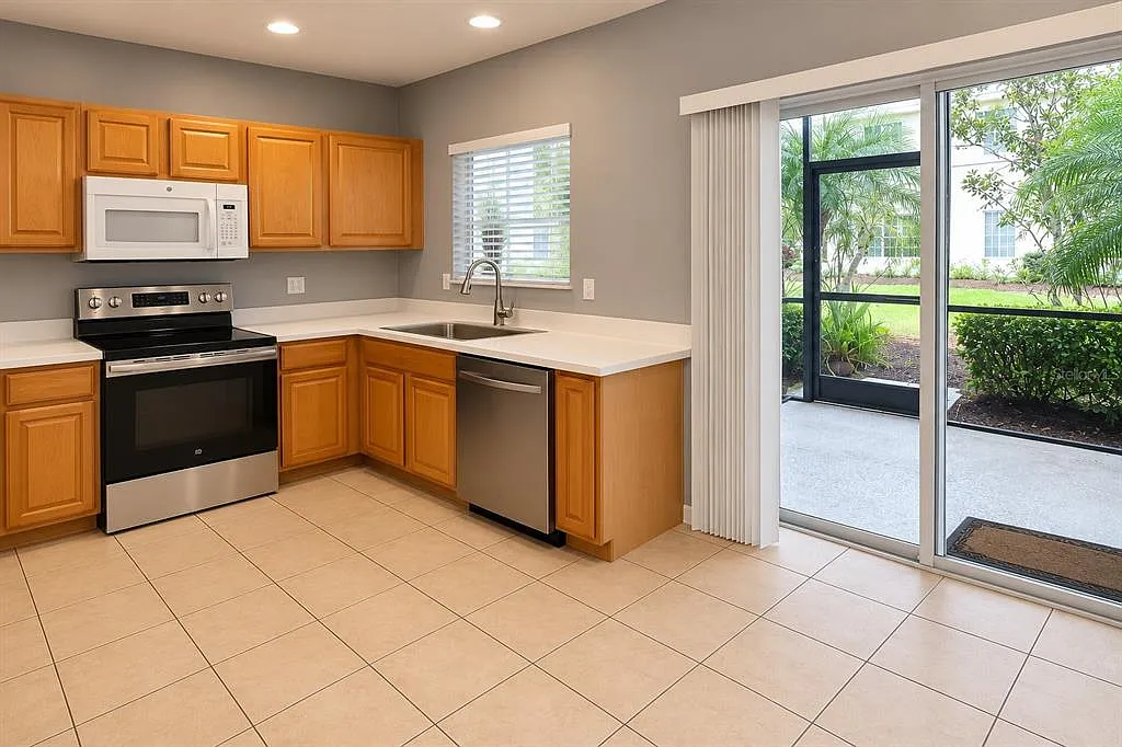 2 bed, 2.5 bath, 1429 sqft, $1,900 — Photo 2