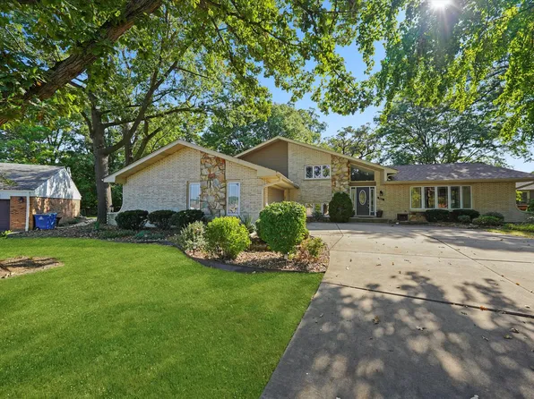 9047 W Oak Crest Ct, Palos Hills, IL 60465