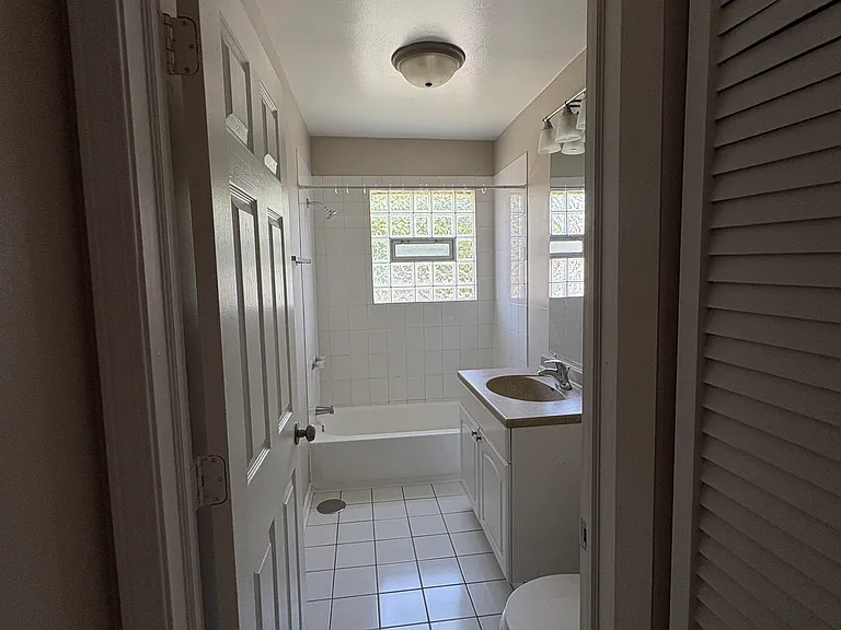 1848 S Fairfield Ave #2E — Photo 7