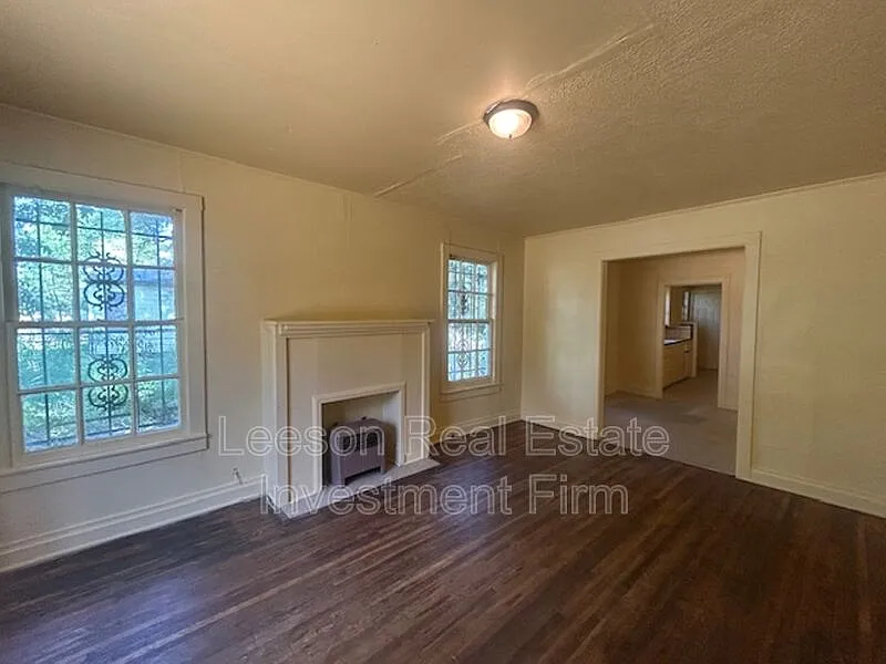 2 bed, 1.0 bath, 928 sqft, $695 — Photo 2