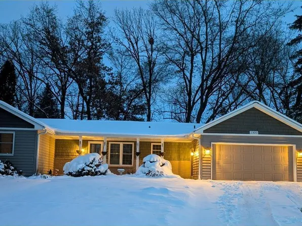 2300 Dahl Ct E, Maplewood, MN 55119