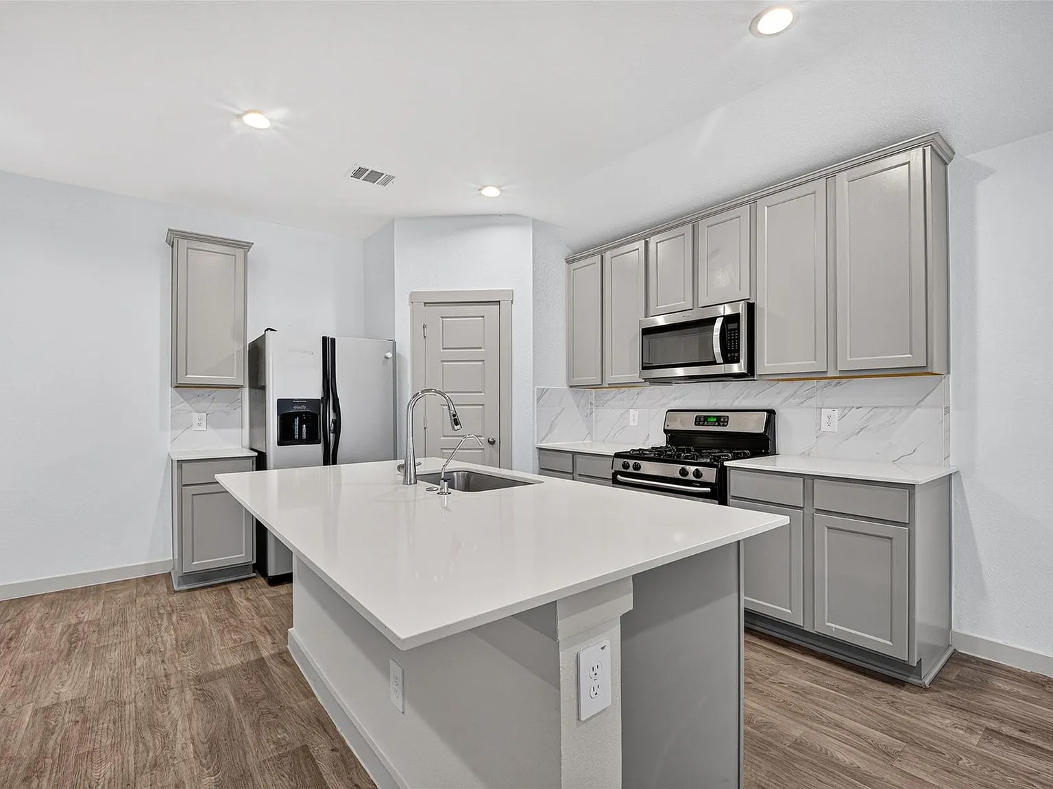 3 bed, 2.0 bath, 1297 sqft, $2,100 — Photo 2