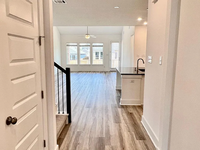 120 Green Knoll Ln — Photo 7
