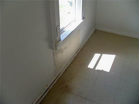 4th image of 611 S Nueces St