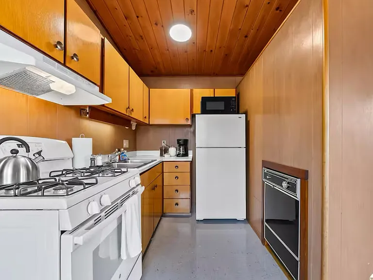 3942 Turnagain Blvd E — Photo 5