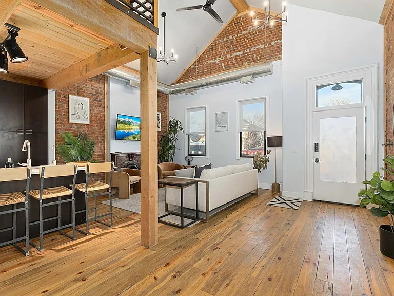 3260 Curtis St — Photo 4