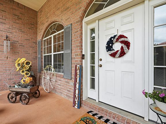 3rd image of 2612 Paddock Cir