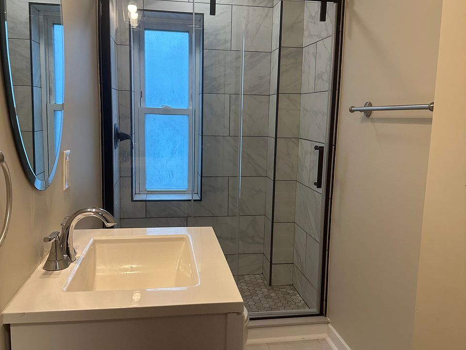Bathroom (brand-new shower)