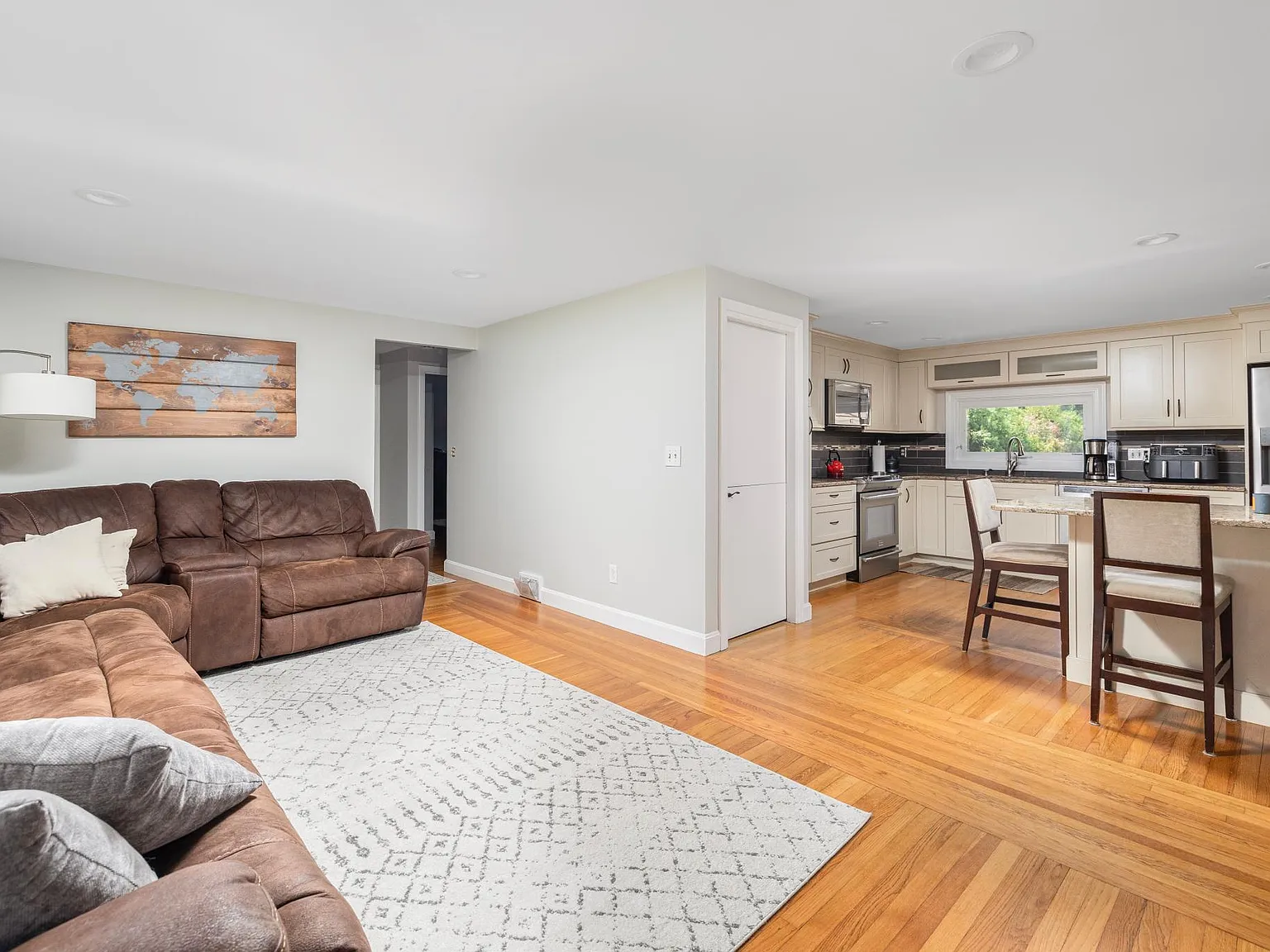 3 bed, 1.5 bath, 1134 sqft, $4,000 — Photo 3