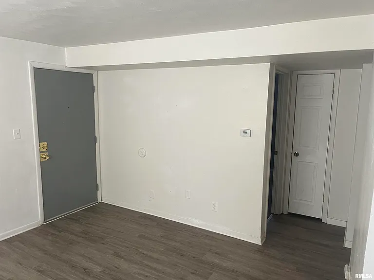 227 W Elm St — Photo 3