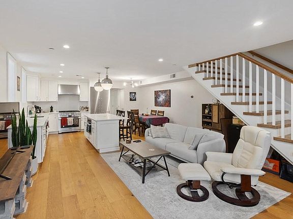 2nd image of 384-386 Windsor St #386-1