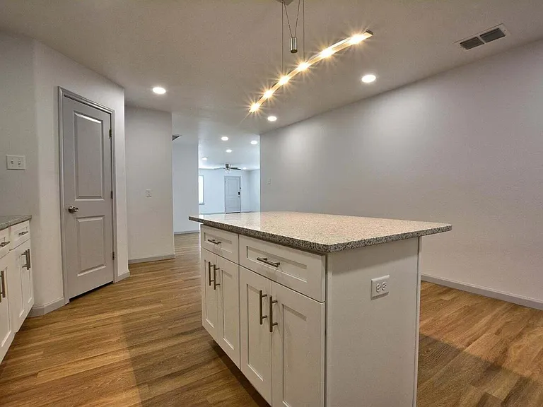 1207 N Essex Ave — Photo 8
