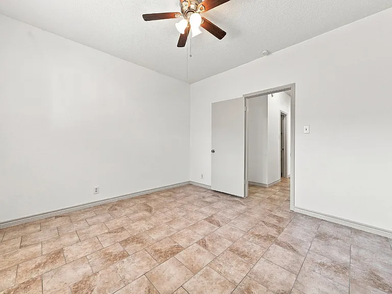2207 Lancaster Gate Cv — Photo 7