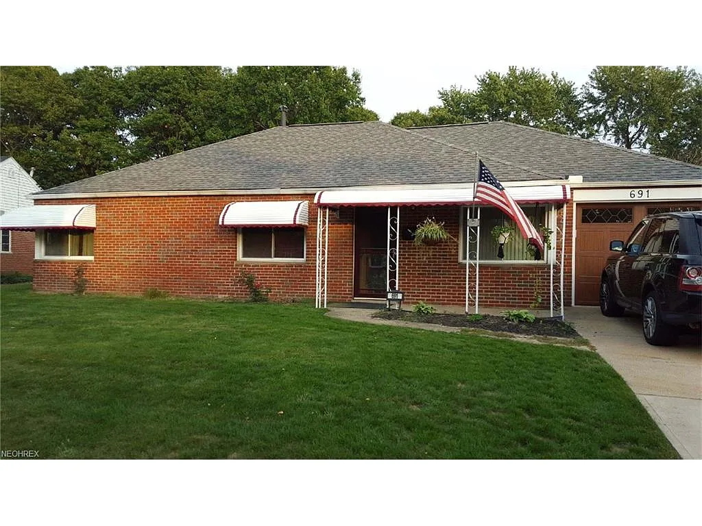691 Walnut Dr photo 1