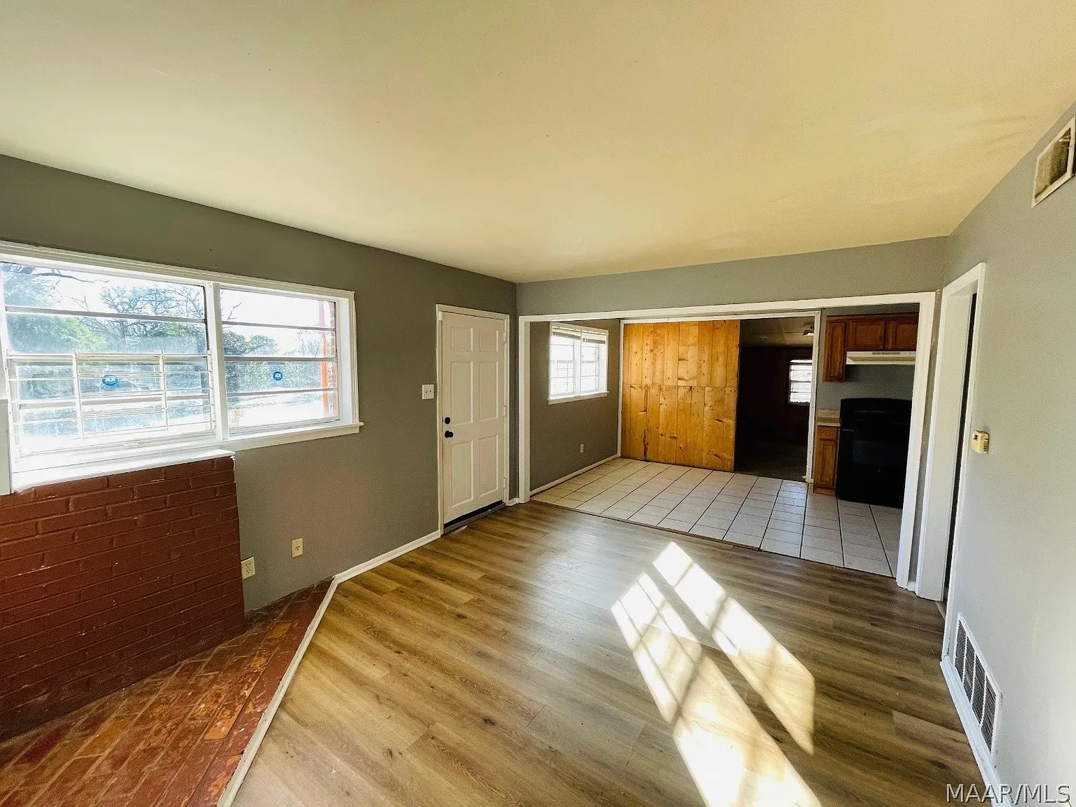 3 bed, 1.0 bath, 1130 sqft, $950 — Photo 3