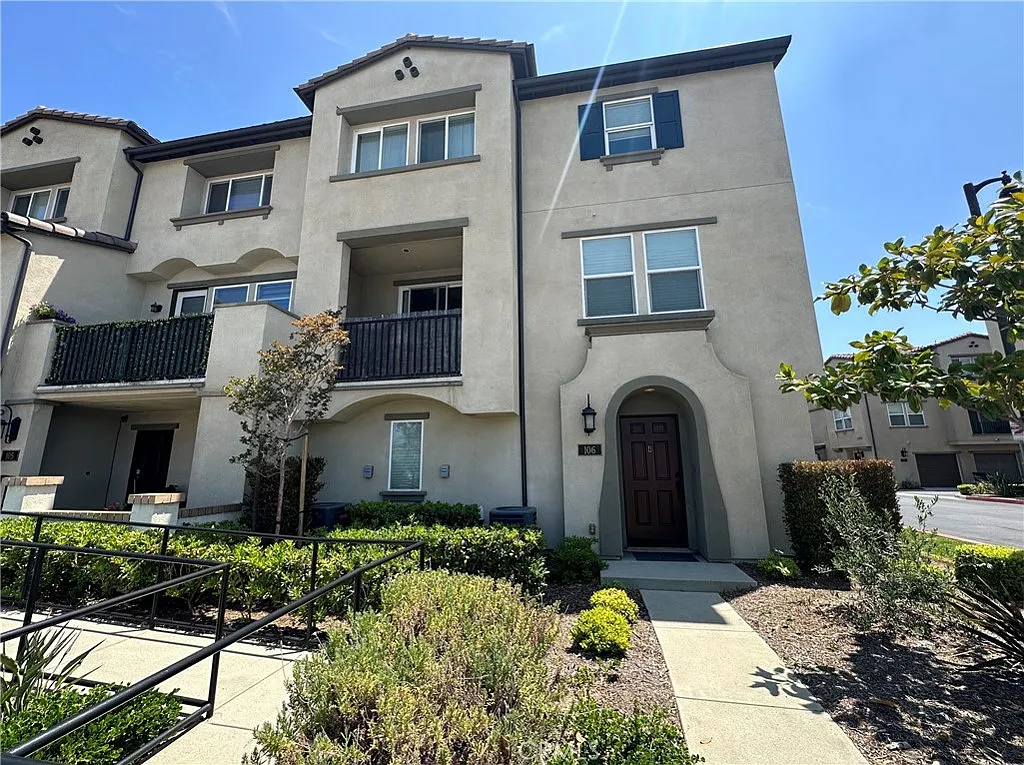 2 bed, 1300 sqft, $3,480 — Photo 1