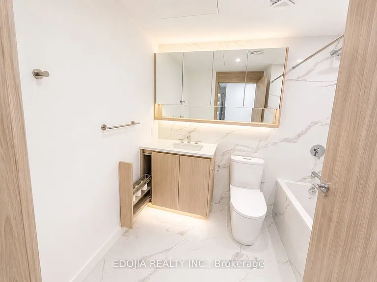 18 Esther Shiner Blvd #1815 — Photo 8