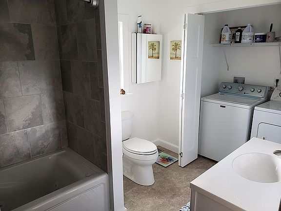 Jetted Tub and Laundry