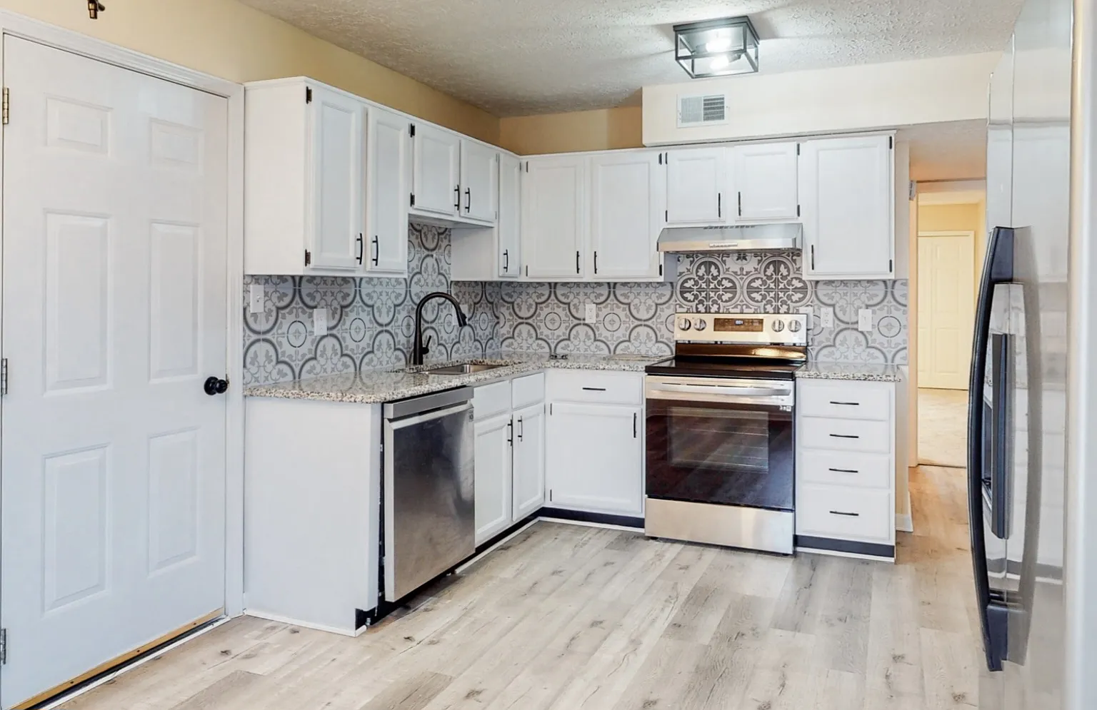 3 bed, 1402 sqft, $2,000 — Photo 4
