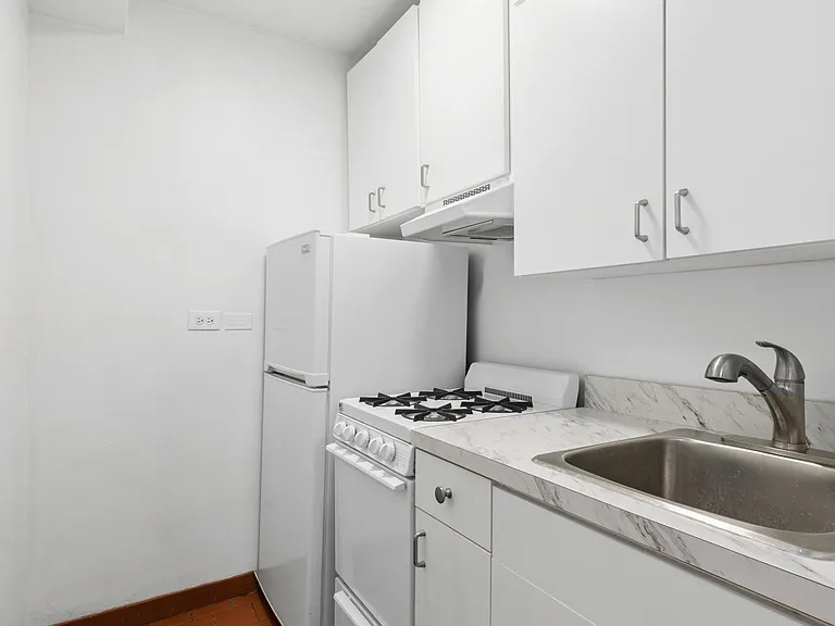 245 E 35th St #6J — Photo 5