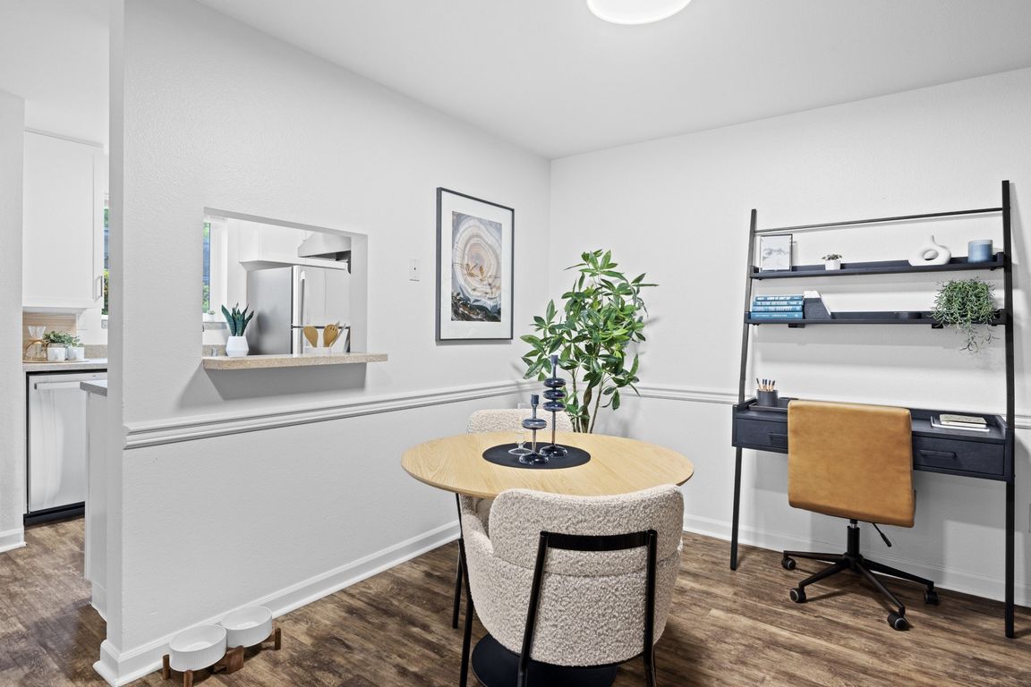 Dining Space at 2000 Lake Washington Apartments in Renton, WA 98056