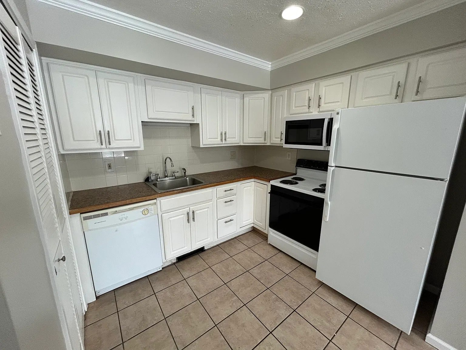 2 bed, 1056 sqft, $1,350 — Photo 2