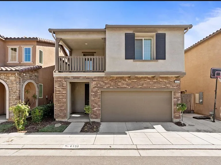 6135 E Bishop Ln — Photo 1